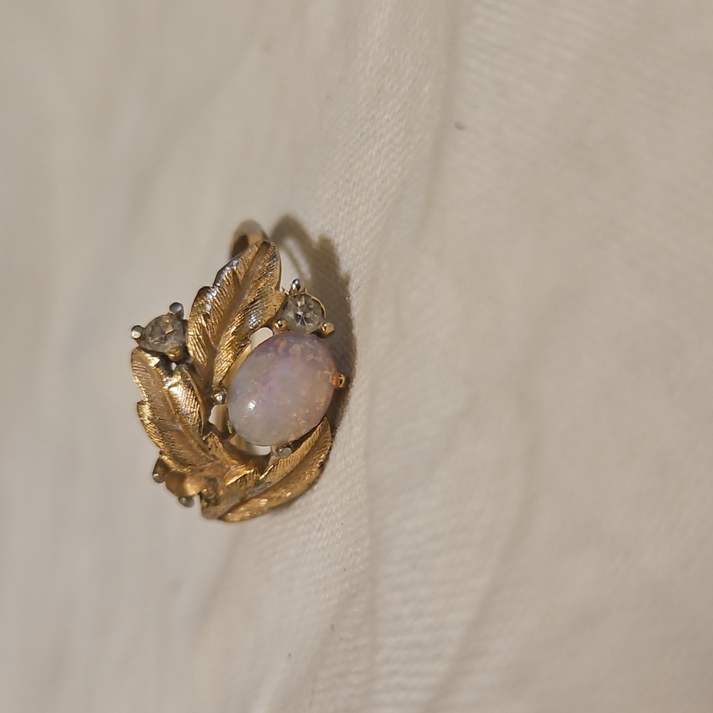 Avon Gold Ring with Faux Opal and Leaf Motif - Picture 2 of 4